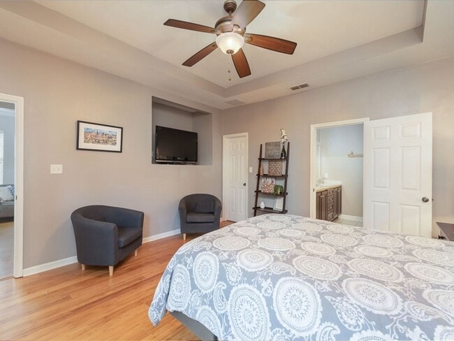 Building Photo - Beautiful 3 bedroom town home for rent Aug...