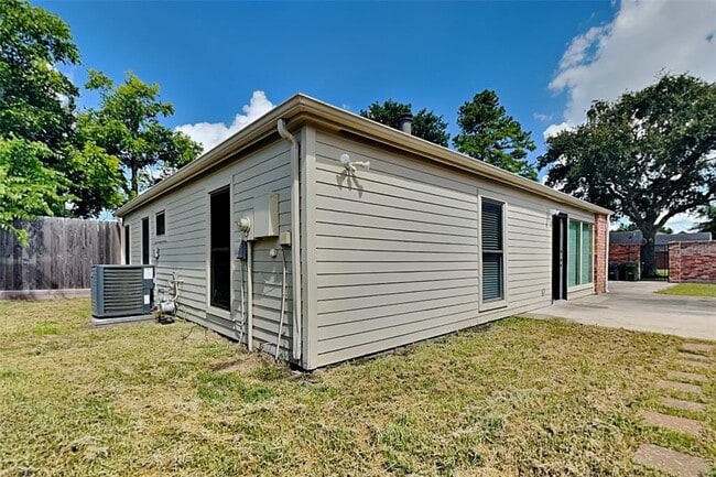 Building Photo - 12907 Stancliff Oaks St