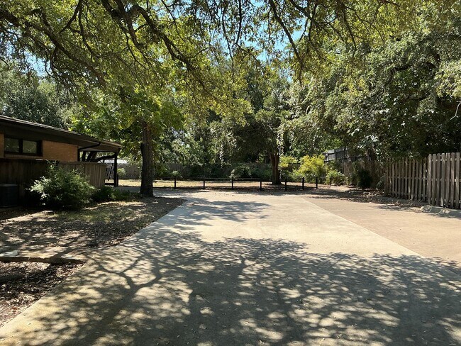 Building Photo - Spacious 3/2.5 Home with Office+Den Neighb...