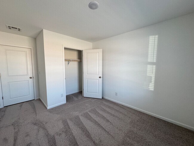 Building Photo - 3 bedroom Newer home