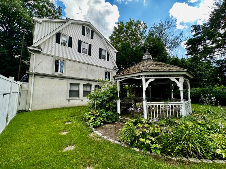 Dutch Colonial - 1585 Bergen Blvd