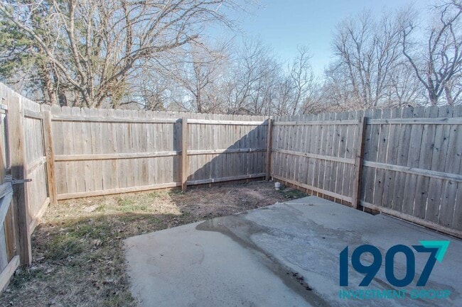 Building Photo - 611 Sinclair Dr