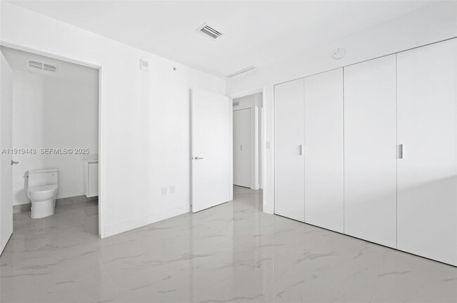 Building Photo - 700 NE 24th St