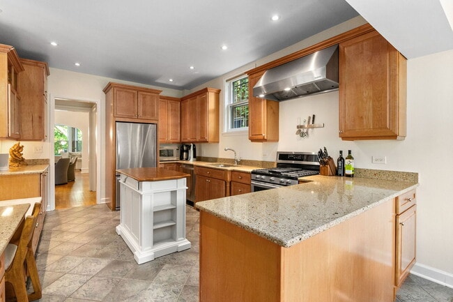 Building Photo - 2112 N Dayton St