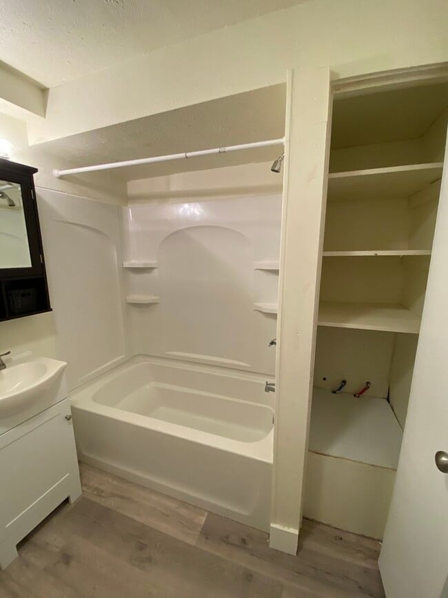 Building Photo - Spacious 2BR House with off street parking!