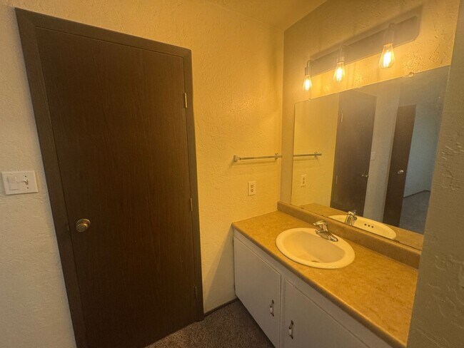 Building Photo - 2 Bed | 1 Bath | Approx. 1,035 Sq Ft