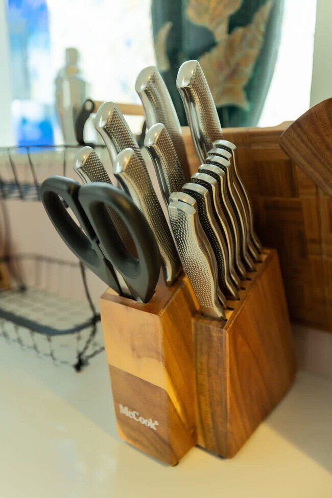 Building Photo - 1107 Broadway-SI ID1309749P