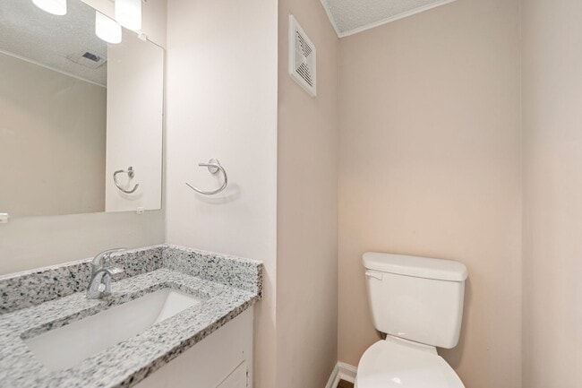 Building Photo - Charming End Unit Townhome near Downtown D...