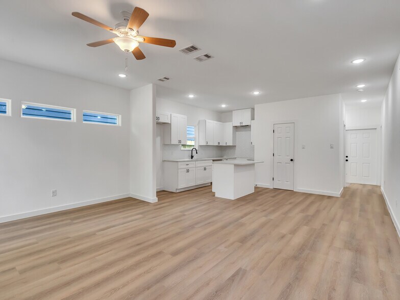 Building Photo - 8104 Crestview Dr
