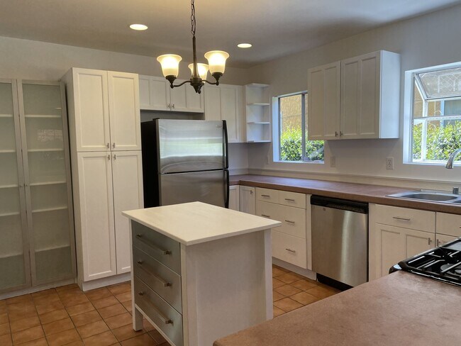 Building Photo - Private Single Family Home in Central Quie...