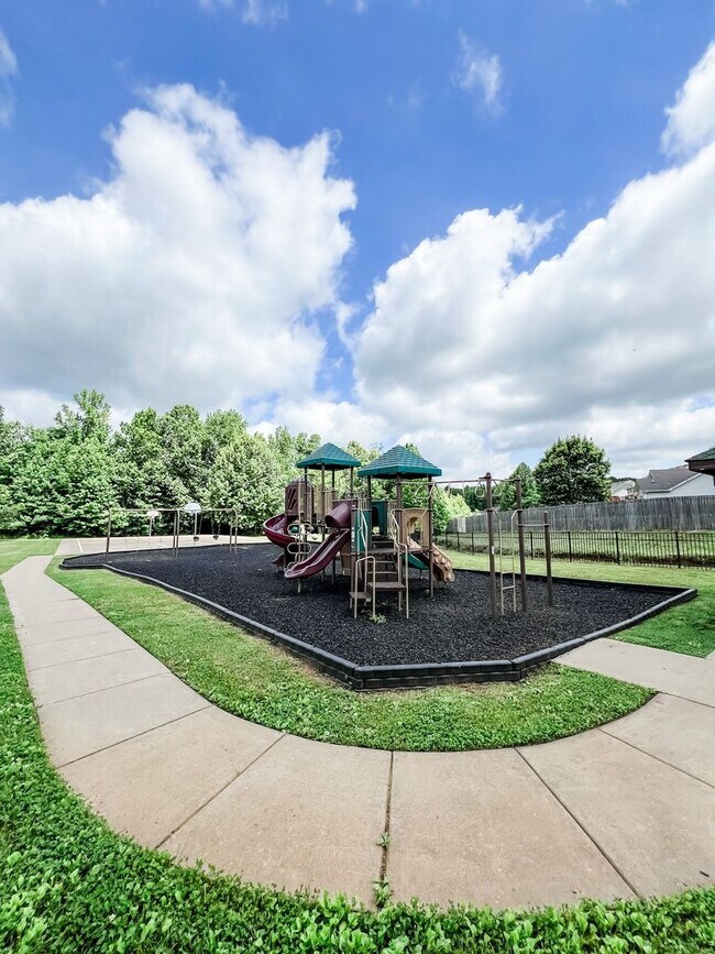 Building Photo - 702 Gleason Dr