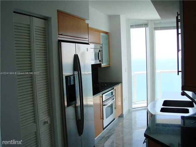 Building Photo - 3 br, 2.5 bath Condo - 6365 Collins Ave Im...