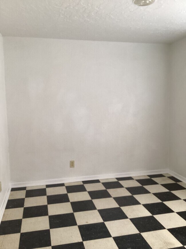 Building Photo - Spacious Vintage 3 Bed 1 Bath!