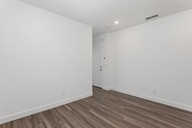 Building Photo - Gorgeous 1 Bed, 1 Bath Property