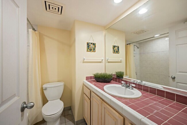 Building Photo - Stunning views, space and comfort.
