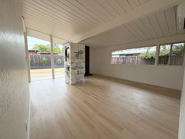 Building Photo - Newly Remodeled Single Family Home Available Now!