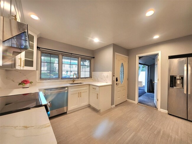 Building Photo - 18 Bamboo Ln