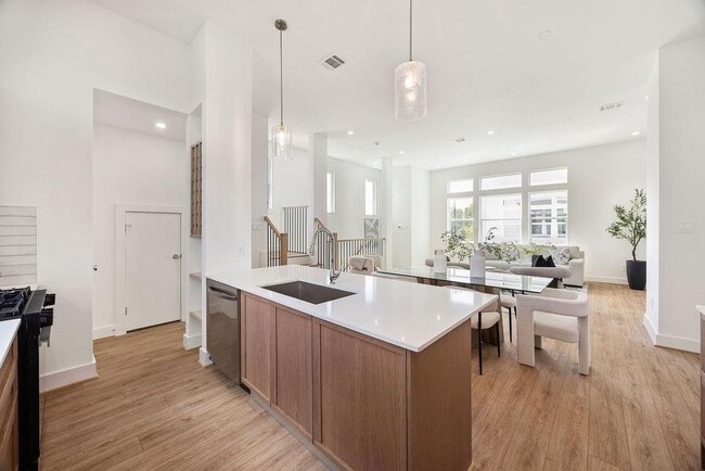 Building Photo - 2121b Hoskins Dr