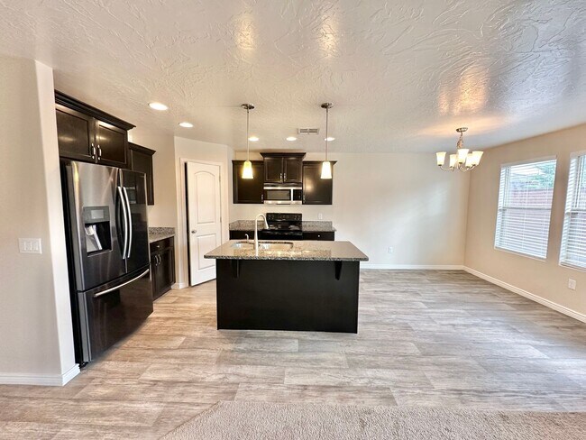 Building Photo - Desert Canyon Home!