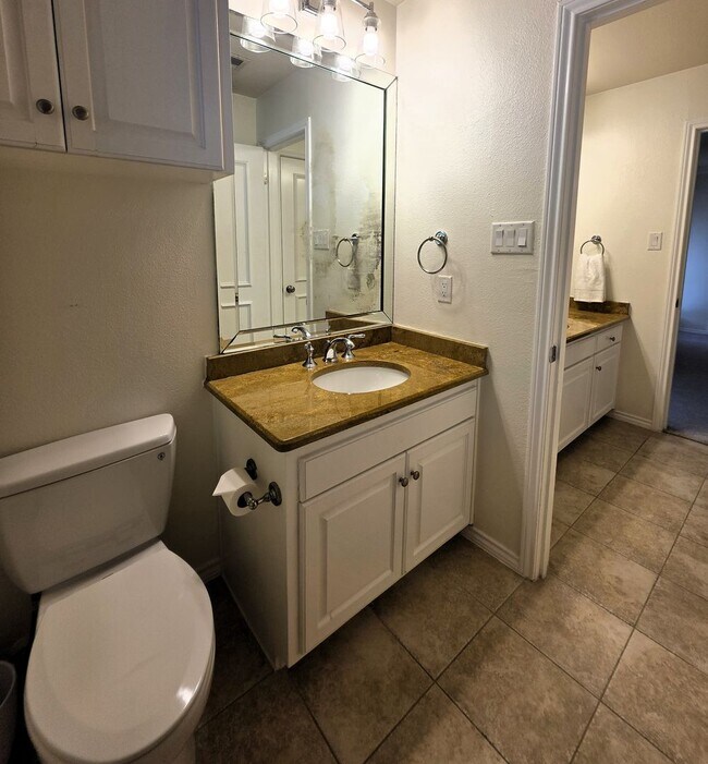 Building Photo - Large Duplex Unit just down the Street fro...