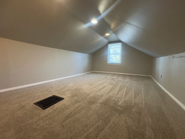 Building Photo - Recently Renovated 3-Bedroom Home in South...