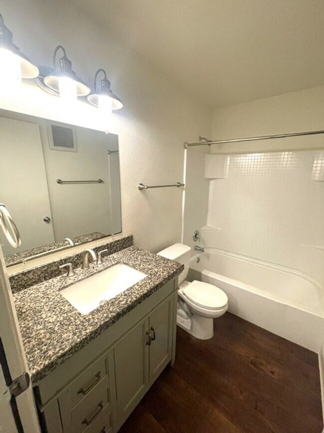 Building Photo - Gorgeous 3 bedroom / 2 bath & 1 car garage
