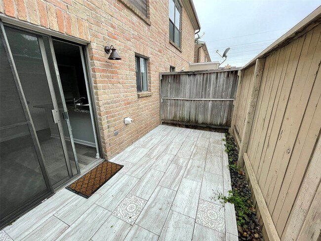 Building Photo - 2120 Wilcrest Dr