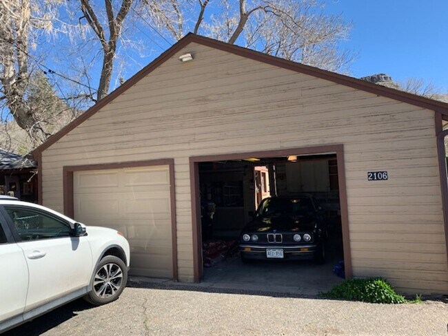 Building Photo - Charming 4-bedroom in Golden