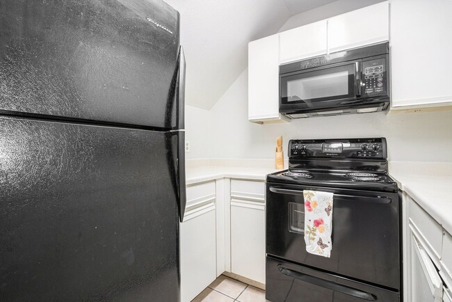 Building Photo - Excellent location under $1500!
