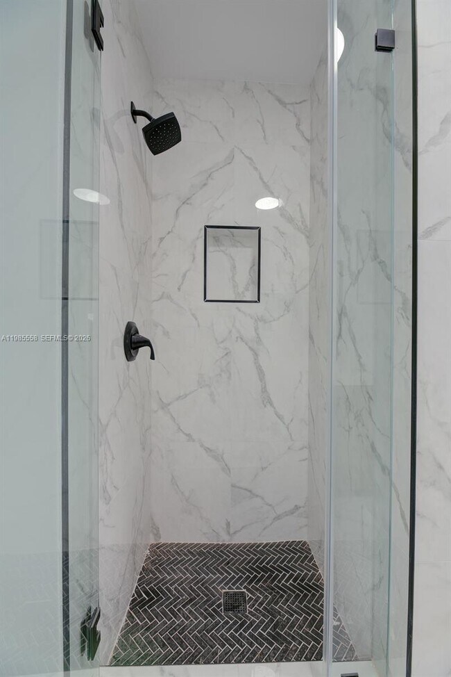 Building Photo - 650 E 65th St