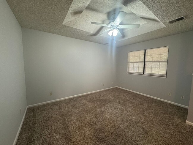 Building Photo - 2BR 1BA Triplex • Private Backyard in Downtown Smithville