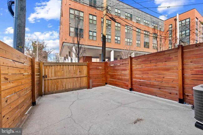 Building Photo - 412 E Lanvale St