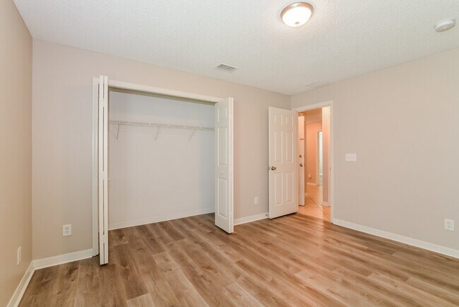 Building Photo - 165 Walnut Crest Run