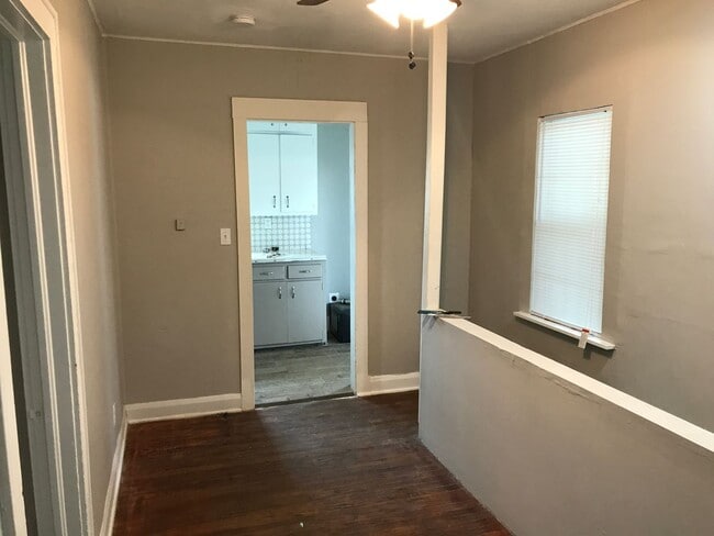 Building Photo - Cozy 2-Bedroom House **$300 Off Move In Sp...