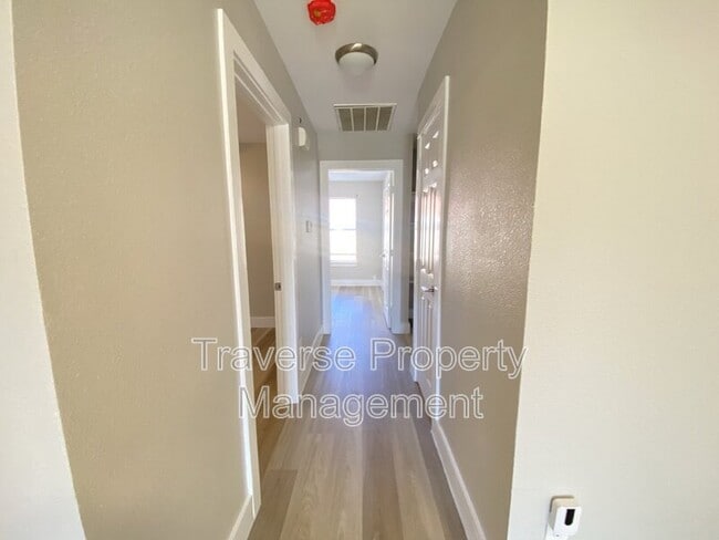 Building Photo - 5125 Sunshine Dr