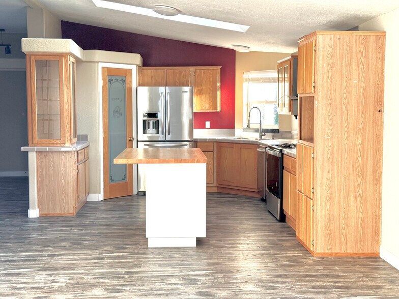 Kitchen - 3204 Locust Ave