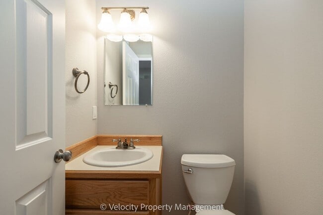 Building Photo - Beautiful Townhome with new paint, carpet ...