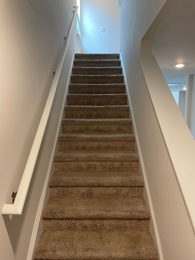 Building Photo - Fantastic FIVE Bedroom THREE FULL baths Ho...