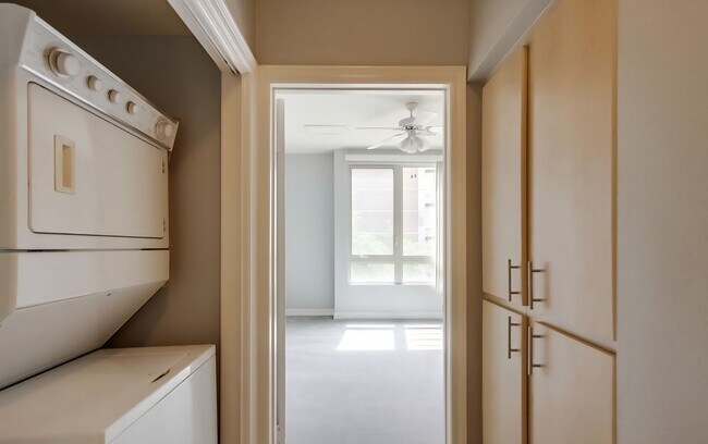 Building Photo - Beautiful & Spacious 2BD/2BA Condo - Central A/C & Heat, Washer/Dryer - Underground Parking - Gat...