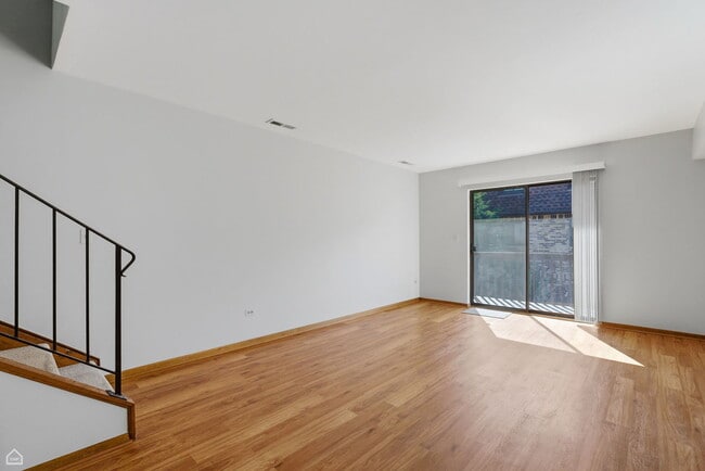 Building Photo - 187 Uteg St