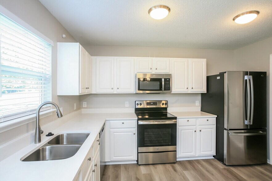 Building Photo - 6330 Alonzo Dr