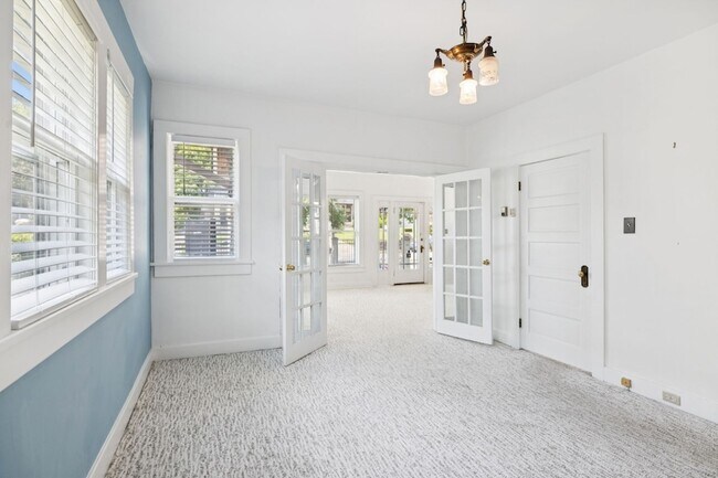 Building Photo - 1604 17th Ave S