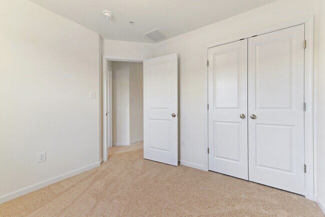 Building Photo - 3 Bedroom Townhome!