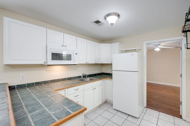 Building Photo - 1 Bedroom Apartment Downtown