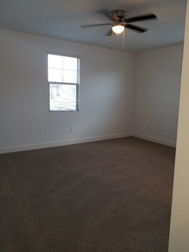Building Photo - AMAZING TOWNHOME IN MCQUEEN AND OCOTILLO