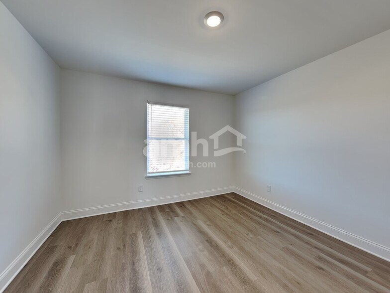 Building Photo - 522 Pointe Dr