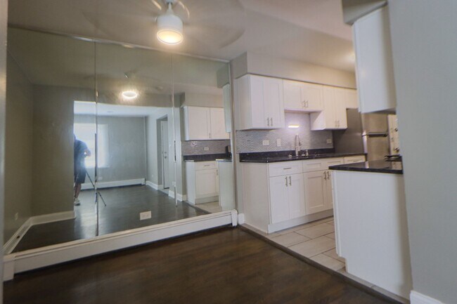 Building Photo - Modern Condo Living in Secure, Gated Commu...
