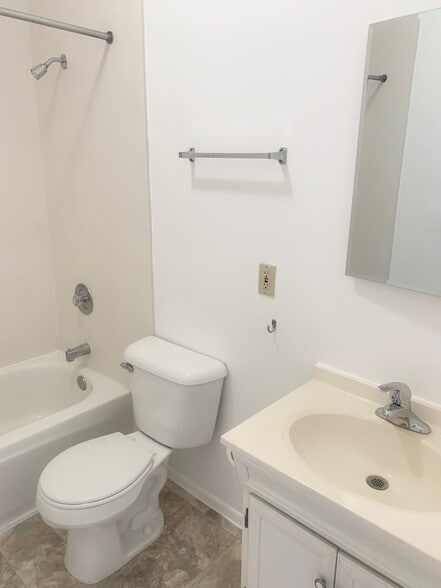 Bathroom - 454 S 500 E
