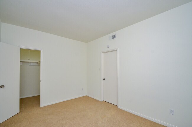 Building Photo - 2100 Tanglewilde St