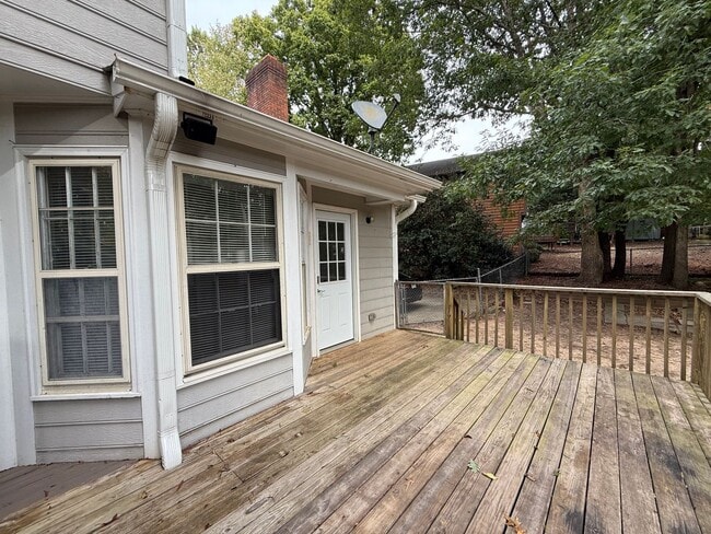 Building Photo - Charming 3BD, 2.5BA North Raleigh Home wit...